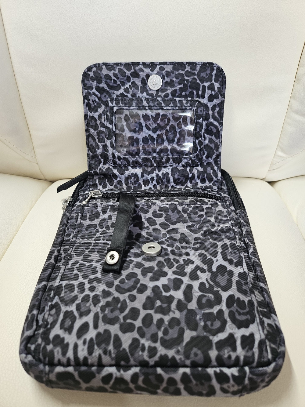 Baggallini Gray Leopard Crossbody Bag - Picture 10 of 16